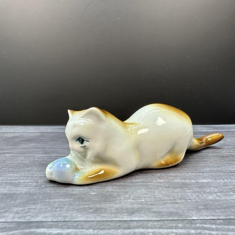 Vintage CAT Figure Figurine Hungarian Porcelain Kitten ZSOLNAY PECS Hungary‎